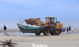 Dùng máy xúc cẩu thuyền lên bờ để 'chạy' bão số 5