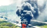 Xe tải cháy ngùn ngụt trên cao tốc qua Thanh Hóa