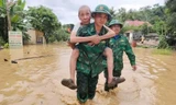 Xúc động hình ảnh bộ đội lấm bùn dọn dẹp, cõng người dân trong lũ