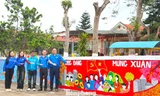 Đoàn viên thanh niên vẽ sắc xuân chào mừng thành công Đại hội XIV của Đảng