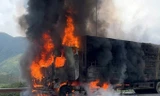 Đang lưu thông trên cao tốc, xe đầu kéo bốc cháy dữ dội