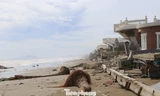 Hàng loạt villa sập sau bão số 10: Kè biển bị 'bỏ quên'?