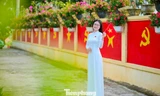 Con đường rực rỡ cờ Tổ quốc, cờ Đảng của vợ chồng miền núi thu hút giới trẻ check in