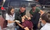 Cảnh sát cơ động cứu người phụ nữ nằm bất động bên đường trong đêm