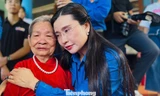 Khoảnh khắc xúc động Mẹ Việt Nam Anh hùng 'gặp lại' con liệt sĩ