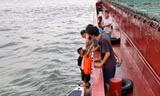 Xuyên đêm tìm 2 cha con mất tích trên biển ở Hà Tĩnh