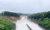 Hồ chứa nước ở Hà Tĩnh đồng loạt xả tràn ứng phó mưa bão