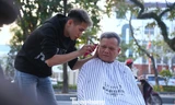Tiệm cắt tóc 0 đồng của nhóm bạn trẻ