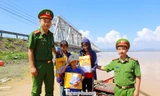 Công an Nghệ An tặng quà trung thu trẻ em vùng lũ, đặc biệt khó khăn