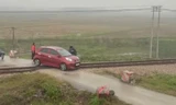 Khoảnh khắc lái tàu phanh gấp cứu ô tô mắc kẹt trên đường ray