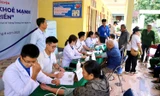 Khám, phát thuốc miễn phí người dân vùng lũ Nghệ An
