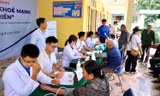 Khám, phát thuốc miễn phí người dân vùng lũ Nghệ An