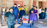Vượt lũ dữ đưa dân bản đến nơi an toàn