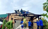 Tuổi trẻ Nghệ An đội mưa giúp người dân khắc phục hậu quả cơn bão dị thường