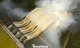 Thủy điện lớn nhất Bắc miền Trung xả lũ: Flycam ghi cảnh nước trắng xóa cuồn cuộn chảy