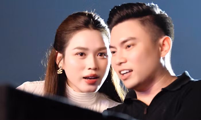 Ảnh Đỗ Thị Hà và chồng đi xem concert Thanh xuân gây sốt