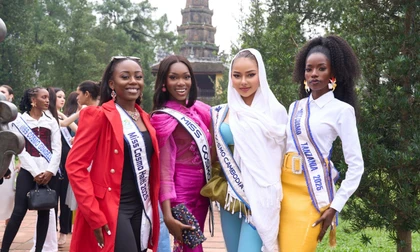 Hello Cosmo From Vietnam được dựng ngay trên trục chính của Quảng trường Ngọ Môn