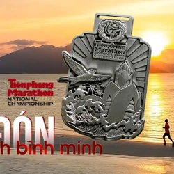 Cận cảnh medal, áo thi đấu và túi racekit Giải Vô địch Quốc gia Marathon - Báo Tiền Phong lần thứ 67