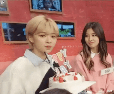 Sana (TWICE) đích thị là cô gái năm ấy nhóm TWICE cùng "xua đuổi" ảnh 6