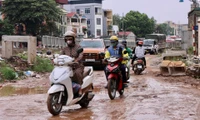 Ám ảnh cảnh lầy lội trên tuyến đường dang dở qua Hà Đông 
