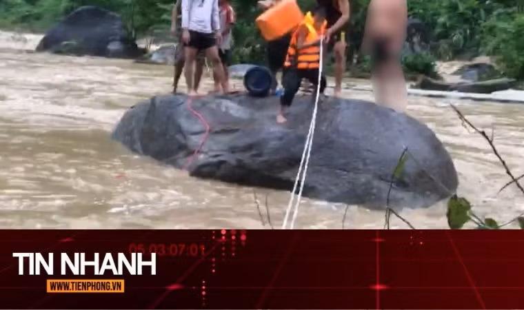 TIN NHANH: Nghẹt thở giải cứu 3 người mắc kẹt giữa dòng lũ đổ về hồ thủy điện