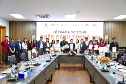 Quỹ Văn hóa DB Kim Jun Ki trao tặng học bổng cho sinh viên 09 Trường Đại học thuộc Hiệp hội Thương mại điện tử Việt Nam 