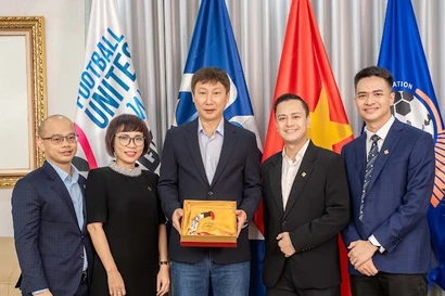 PNJ trao tặng HLV Kim Sang Sik huy chương vàng 24K nặng 33 chỉ