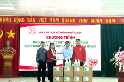 Trao tặng thuốc diệt muỗi cho Trung tâm Chăm sóc người khuyết tật Hà Nội
