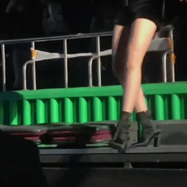 Điểm danh loạt vệ sĩ nổi tiếng chẳng kém gì idol, “xịn” nhất là trai đẹp bảo vệ TaeYeon ảnh 2