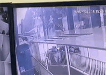 “Người hùng” cứu bé gái rơi từ tầng 12 được TƯ Đoàn trao tặng huy hiệu “Tuổi trẻ dũng cảm“ ảnh 1