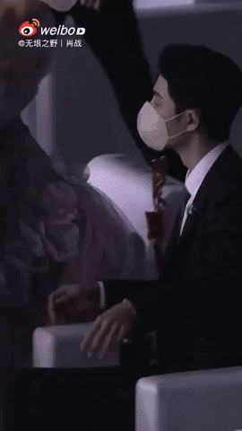 Tiêu Chiến ga-lăng đỡ váy giúp Dương Tử và cái kết “cồng kềnh” ảnh 8