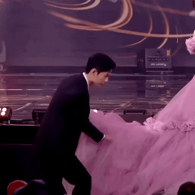 Tiêu Chiến ga-lăng đỡ váy giúp Dương Tử và cái kết “cồng kềnh” ảnh 9