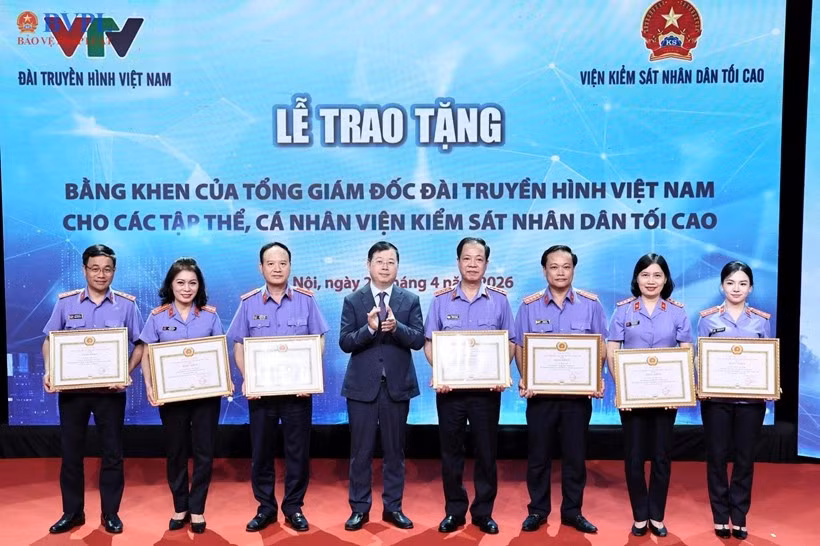 Đồng chí Nguyễn Thanh Lâm, Tổng Giám đốc Đài Truyền hình Việt Nam tặng Bằng khen cho 7 cá nhân thuộc VKSND tối cao đã có thành tích xuất sắc trong phối hợp tổ chức sản xuất, phát sóng Chương trình "Hồ sơ Công tố - Kiểm sát".