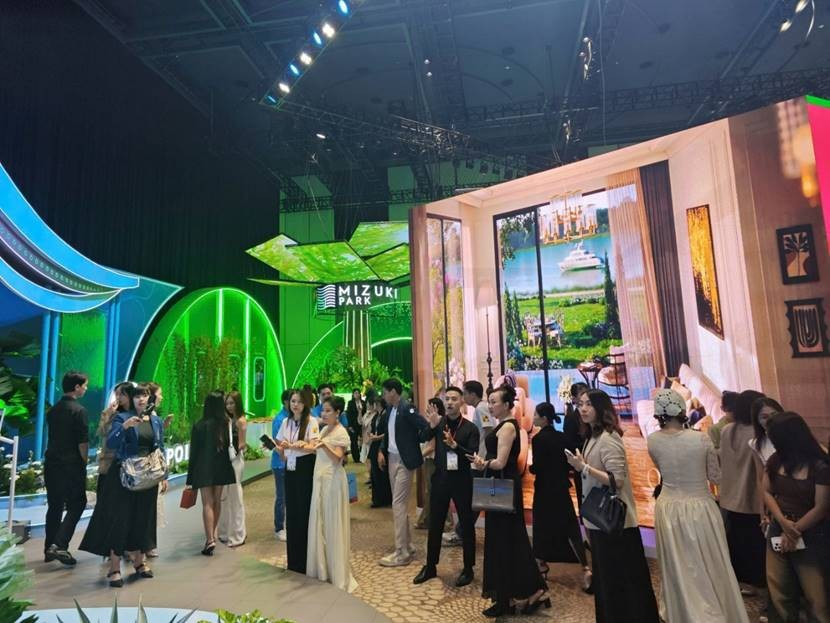 Không khí nhộn nhịp tại các khu vực tham quan, trải nghiệm các đô thị tích hợp của Nam Long Journey 2025.