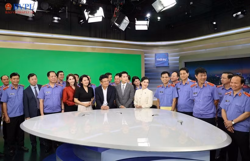 Đồng chí Nguyễn Huy Tiến, Viện trưởng VKSND tối cao và lãnh đạo các đơn vị tham quan trường quay hiện đại của Đài Truyền hình Việt Nam.