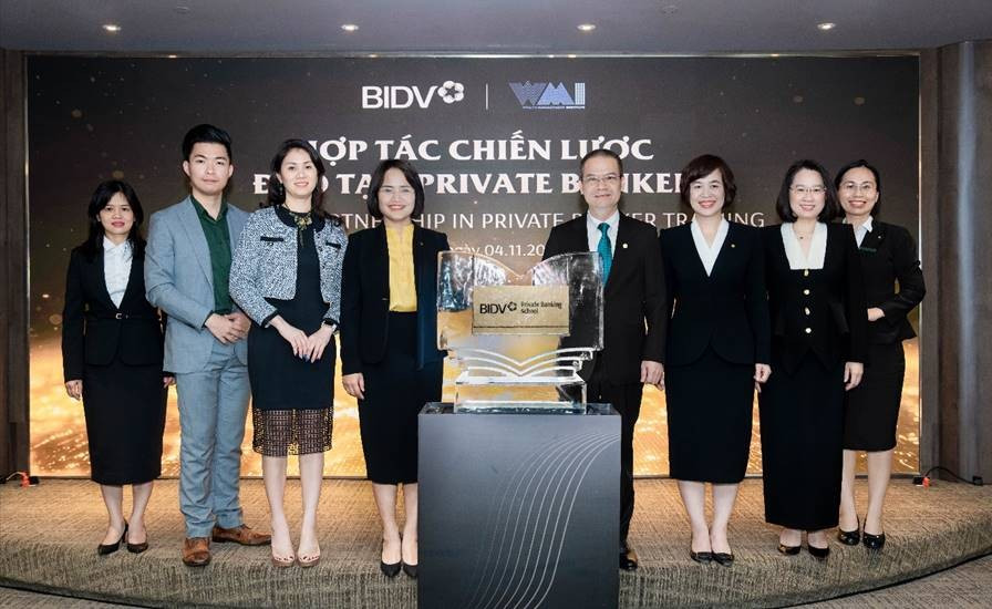 Đại diện BIDV và WMI Singapore tại Lễ ra mắt chương trình hợp tác đào tạo Private Banker.