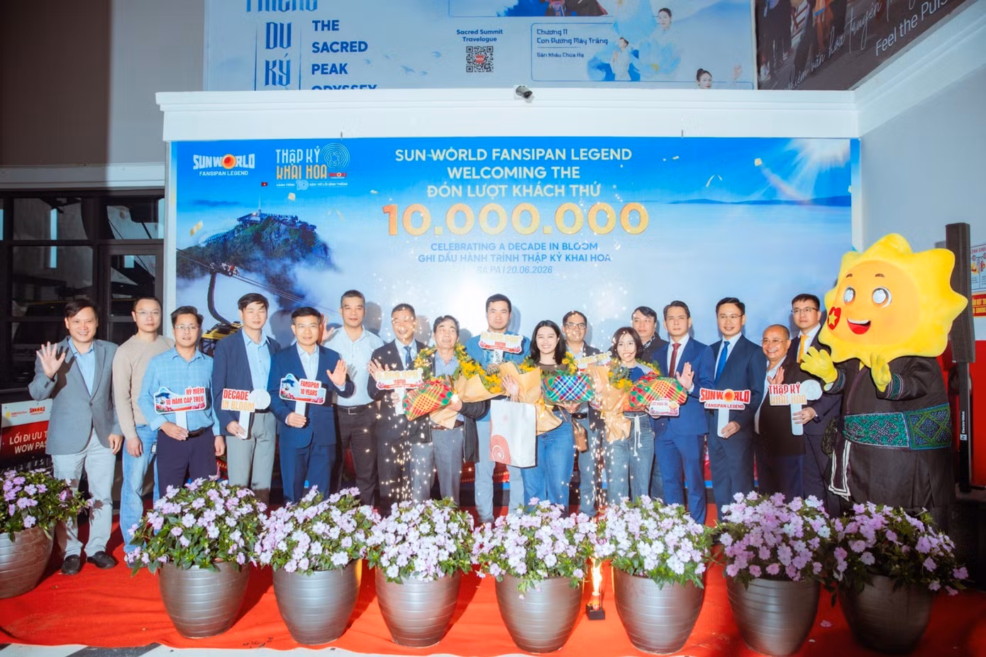 Ba vị khách may mắn đã được vinh danh tại Ga đi cáp treo Fansipan trước sự chứng kiến của đại diện chính quyền địa phương, Hiệp hội Du lịch tỉnh Lào Cai, Sun World Fansipan Legend và đông đảo du khách.