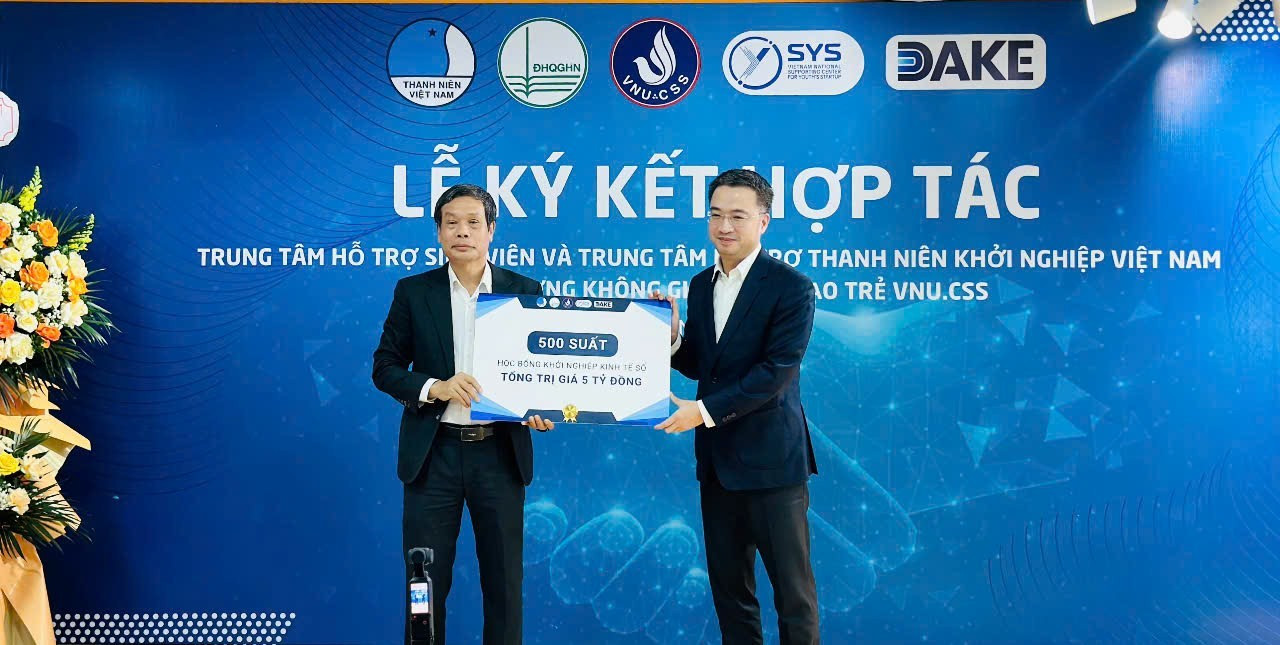 Đồng chí Nguyễn Tường Lâm trao 500 suất học bổng Khởi nghiệp kinh tế số tổng trị giá 5 tỷ đồng cho Đại học Quốc gia Hà Nội. img-1763044947208-1763044977549.jpg