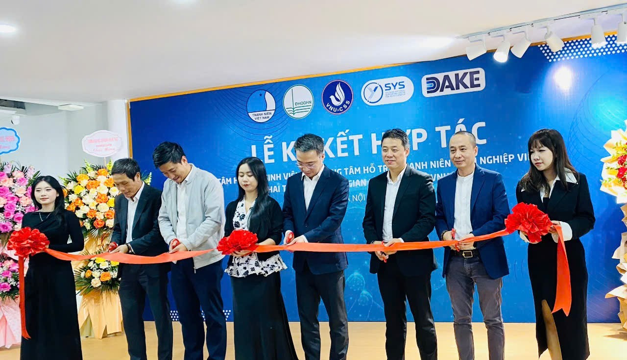 Các đại biểu cắt băng khai trương “Không gian sáng tạo trẻ” tại Đại học Quốc gia Hà Nội. img-1763044947219-1763044977674.jpg