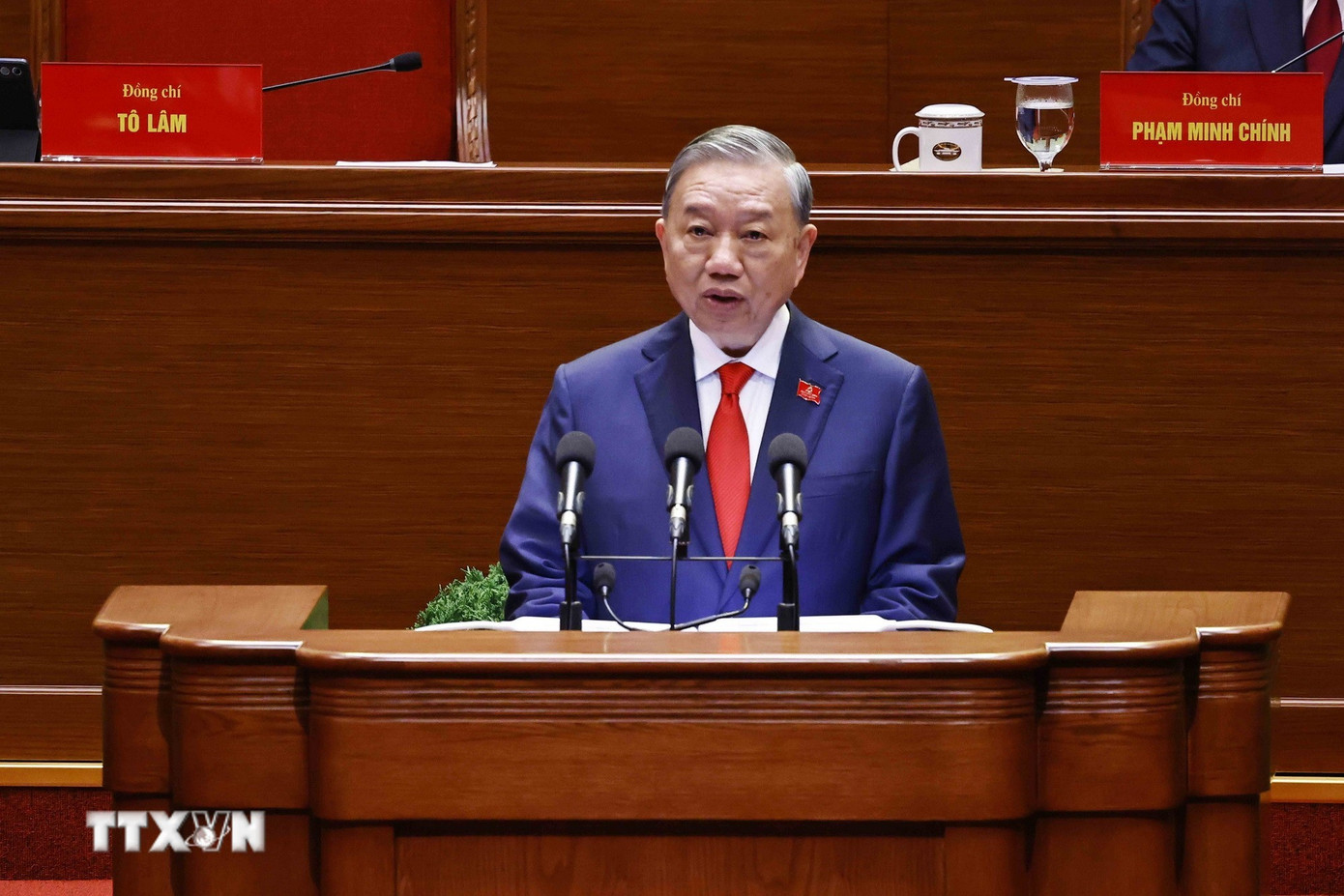 Tổng Bí thư Tô Lâm trình bày Báo cáo của Ban Chấp hành Trung ương Đảng khóa XIII về các văn kiện trình Đại hội XIV của Đảng. (Ảnh: TTXVN)