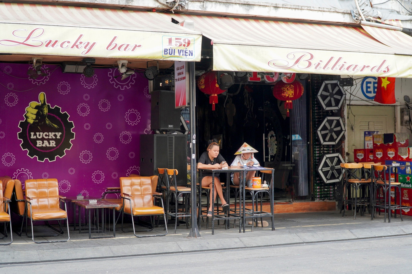 Không còn lối lên chung cư, mặt bằng tại tầng trệt hiện là nơi kinh doanh của các nhà hàng, quán bar.