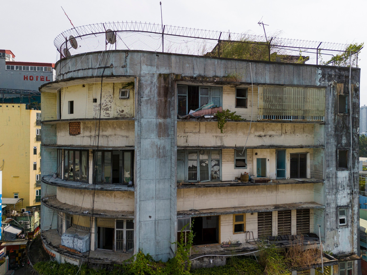 Được xây dựng trước năm 1975, chung cư Bùi Viện có quy mô gồm tầng trệt, 6 tầng lầu và sân thượng. Tòa nhà có kết cấu mái bê tông cốt thép, rộng gần 600 m2, với hơn 4.000 m2 sàn xây dựng. Phần lớn căn hộ ở đây có diện tích nhỏ, chủ yếu 16-40 m2, số ít căn lớn phía trước đường Bùi Viện rộng gần 60 m2.