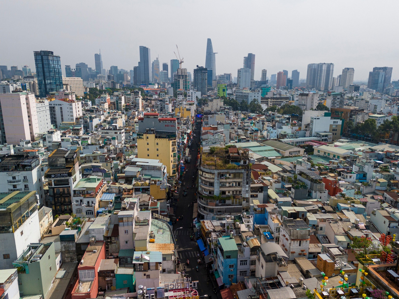 Sở Xây dựng cho biết việc cải tạo, xây dựng lại các chung cư cũ tại TP.HCM còn chậm do nhiều nguyên nhân. Các tòa nhà nội thành cần tính toán kỹ chỉ tiêu quy hoạch - kiến trúc; đồng thời việc trình và phê duyệt điều chỉnh quy hoạch 1/2.000, 1/500 gặp vướng mắc kéo dài, làm dự án khó khả thi và khó thu hút nhà đầu tư.