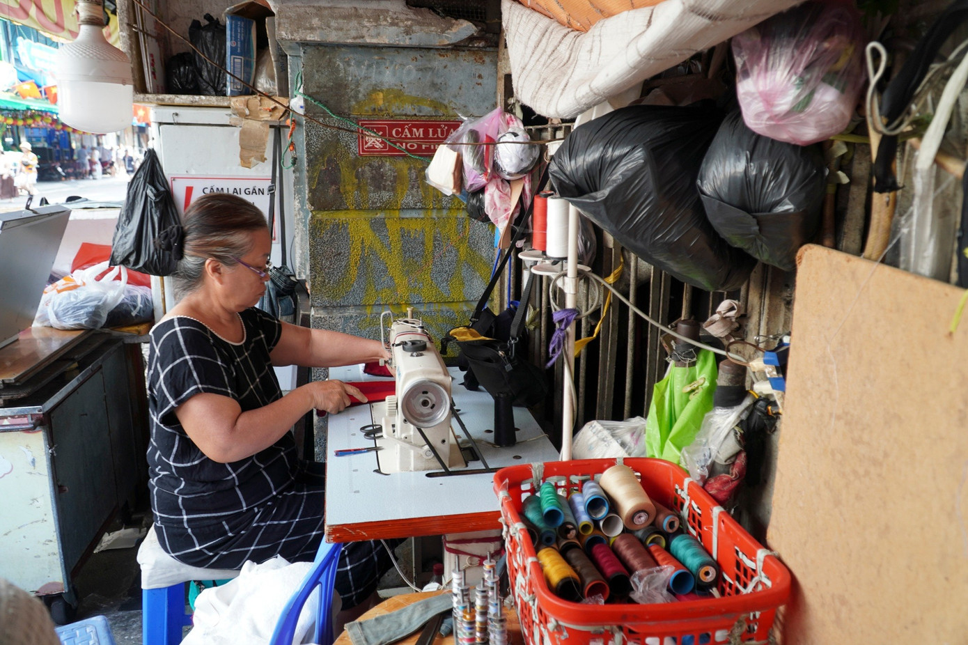 Bà Nguyễn Thị Hảo (61 tuổi), hiện cũng sống tại 90 Nguyễn Hữu Cảnh cùng con cháu. Bà gắn bó với chung cư Bùi Viện từ năm 1984 đến nay, và cũng từng ấy năm bà kiếm sống bằng nghề sửa đồ.