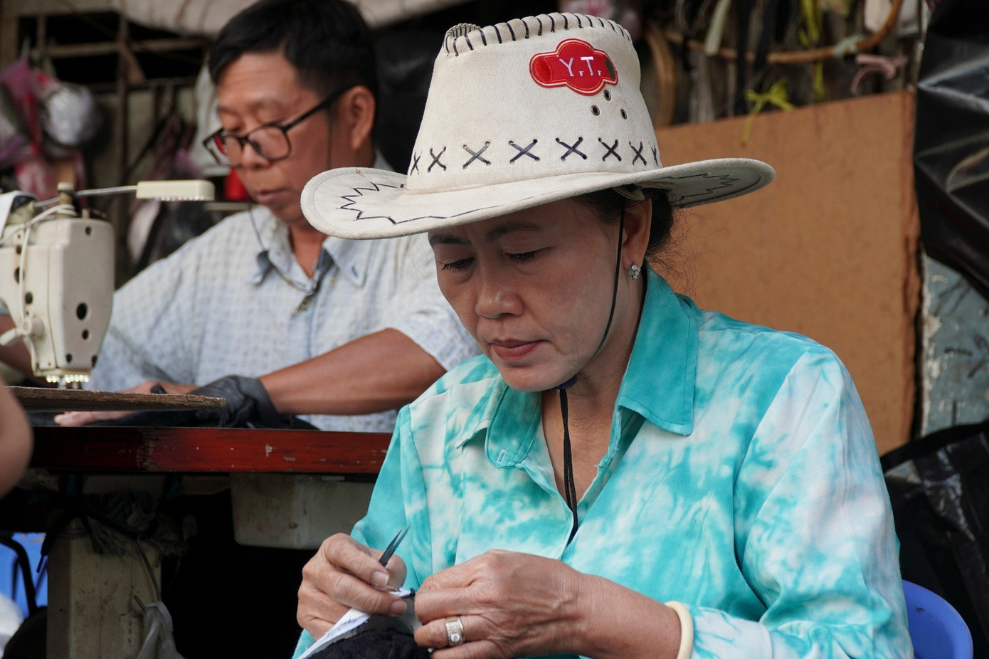 Theo bà Trang, từ ngày di dời đến nay, gia đình vẫn hàng ngày ngóng chờ được trở về nhà. &quot;Chưa có động tĩnh gì, nghe nói là chưa tìm được nhà đầu tư. Giờ tôi chỉ biết chờ thôi... nhà mình, ai mà chẳng muốn về&quot;, bà Trang nói.