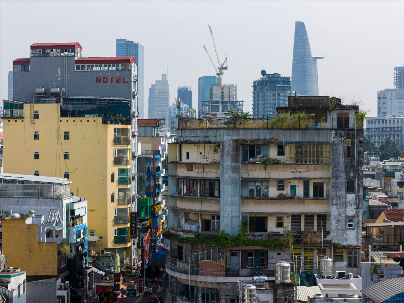 Nằm giữa &quot;phố Tây&quot;, tòa chung cư cũ tại số 155-157 Bùi Viện (phường Bến Thành, TP.HCM) được người dân xung quanh gọi là chung cư bỏ hoang vì toàn bộ hộ dân sống ở đó đã di dời. Công trình cũng chờ được xây mới nhiều năm nay.