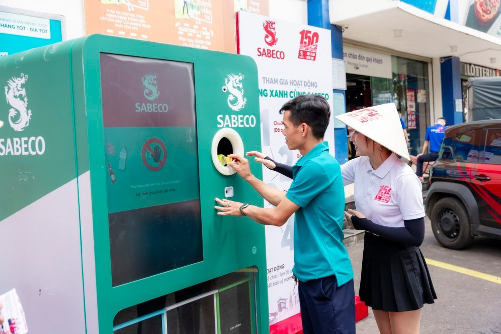 Dù tình hình thiên tai đặt ra thử thách đối với hoạt động kinh doanh, SABECO vẫn kiên định thực hiện những hành động thiết thực. 5-2490-9676.jpg