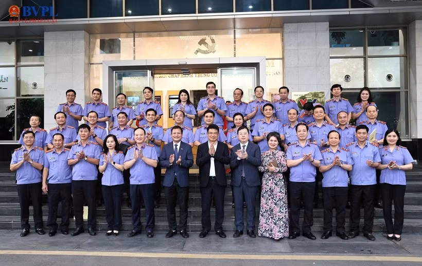 Đồng chí Nguyễn Huy Tiến, Viện trưởng VKSND tối cao và đồng chí Nguyễn Thanh Lâm, Tổng Giám đốc Đài Truyền hình Việt Nam cùng các đại biểu chụp ảnh lưu niệm tại Đài Truyền hình Việt Nam.