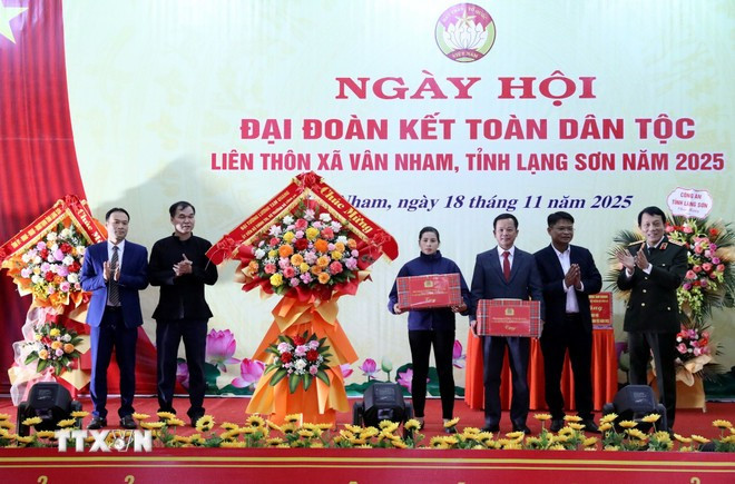 Đại tướng Lương Tam Quang chúc mừng nhân dân xã Vân Nham và Yên Bình, tỉnh Lạng Sơn. (Ảnh: Văn Đạt/TTXVN)