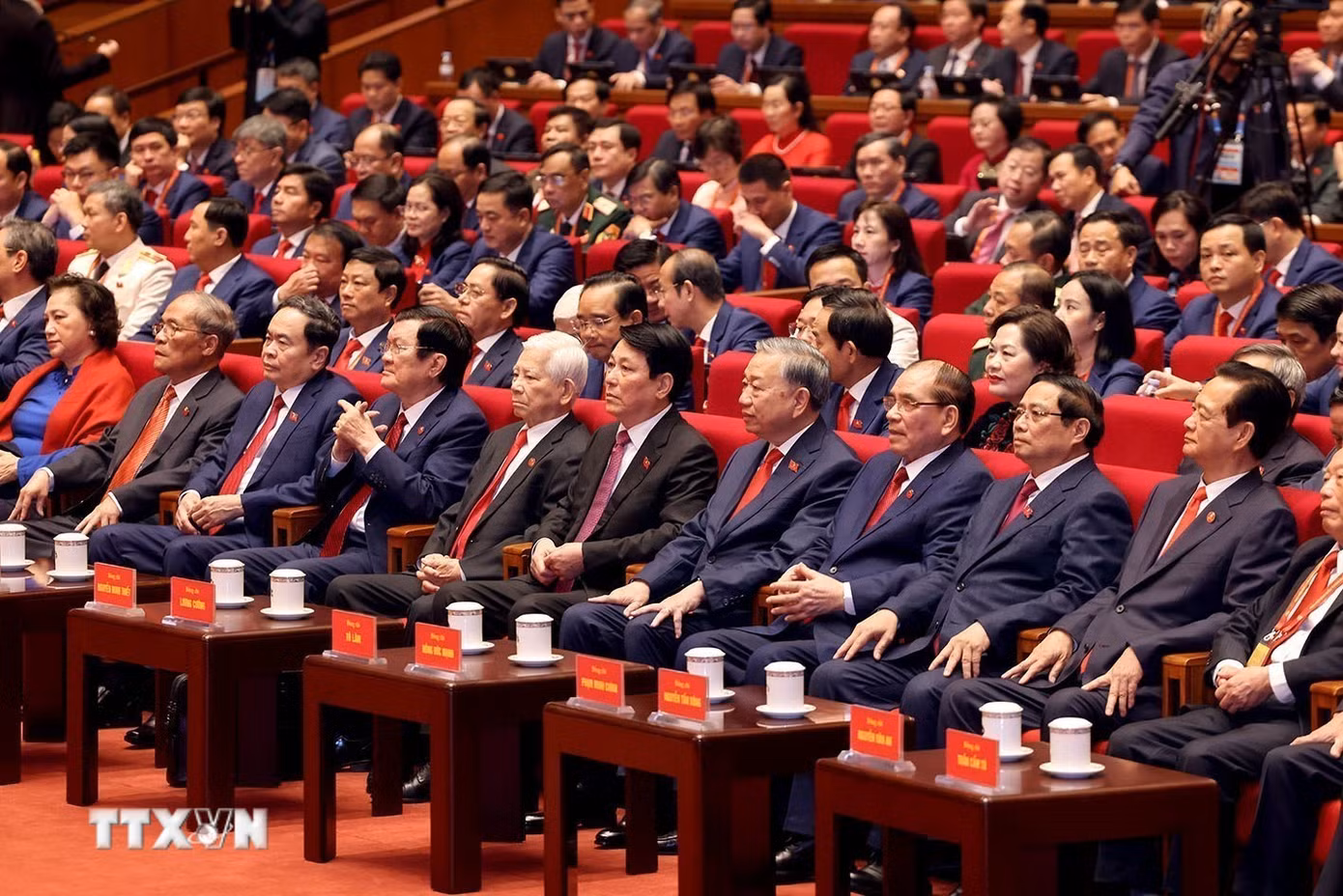 Các đồng chí lãnh đạo, nguyên lãnh đạo Đảng, Nhà nước dự phiên khai mạc Đại hội XIV của Đảng. (Ảnh: TTXVN)